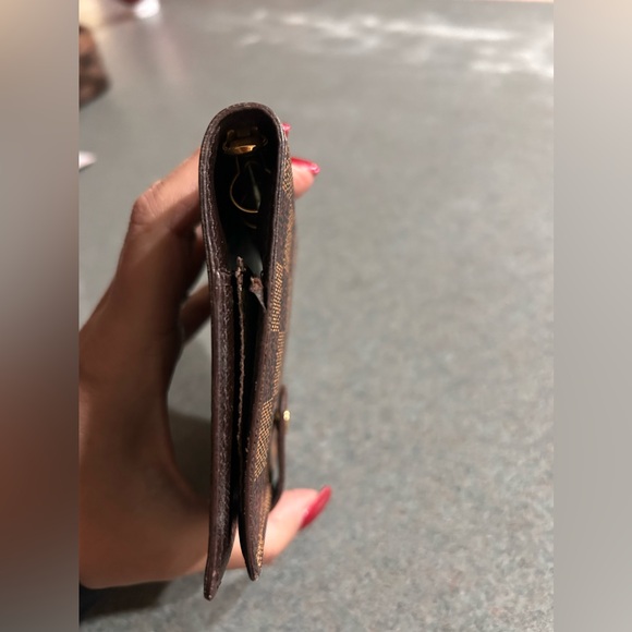 LOUIS VUITTON
Damier Ebene Small Ring Agenda Cover - Picture 3 of 8